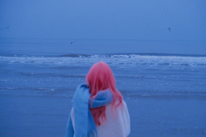 毛晓彤的粉发海边库存 粉发的毛晓彤好好看 