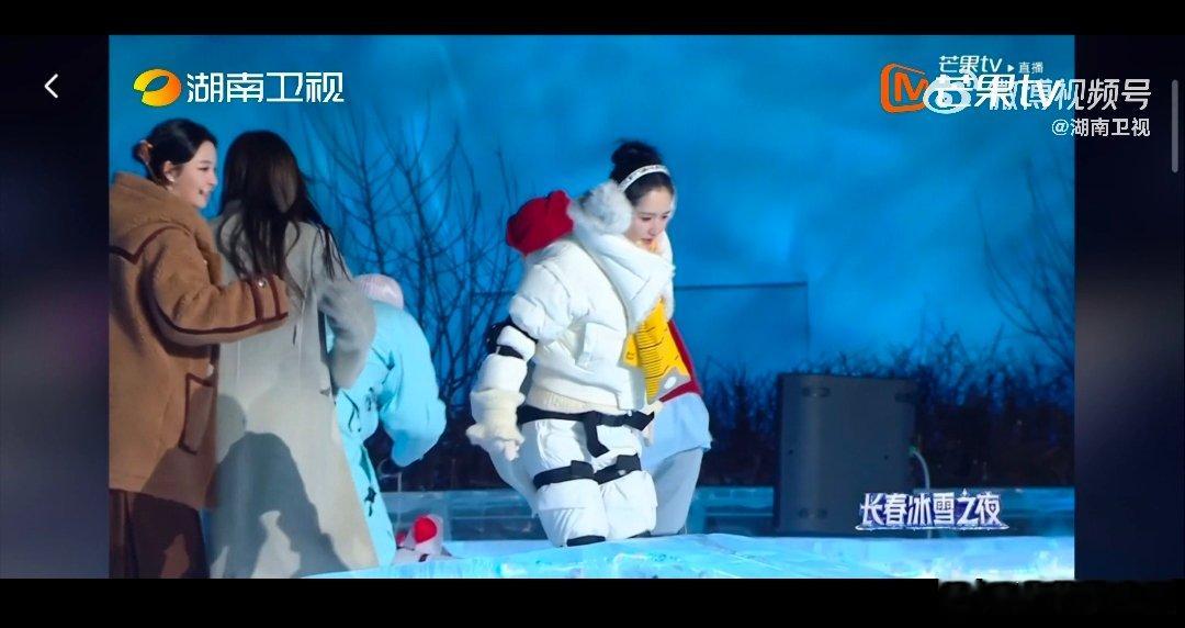 李莎旻子谢娜两个奶奶走冰路长春冰雪之夜直播长春冰雪之夜 《长春冰雪之夜》玩游戏接