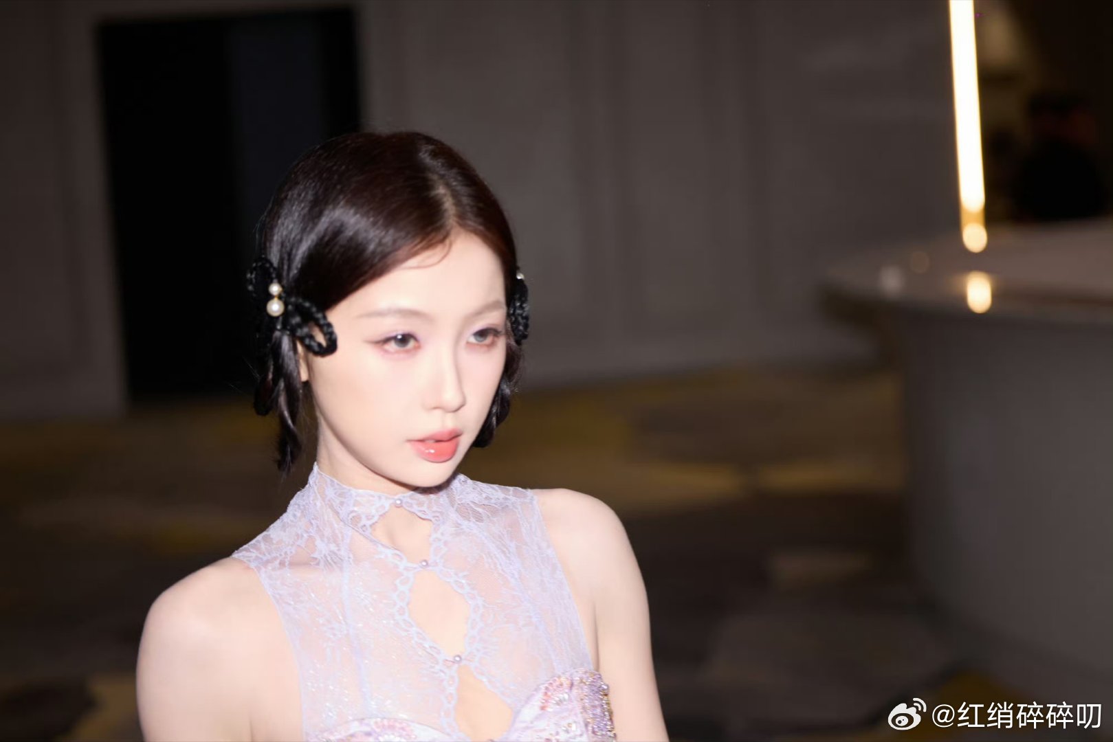 造型师怎么想的？？别的女明星都是扮千金，她倒好，扮丫鬟