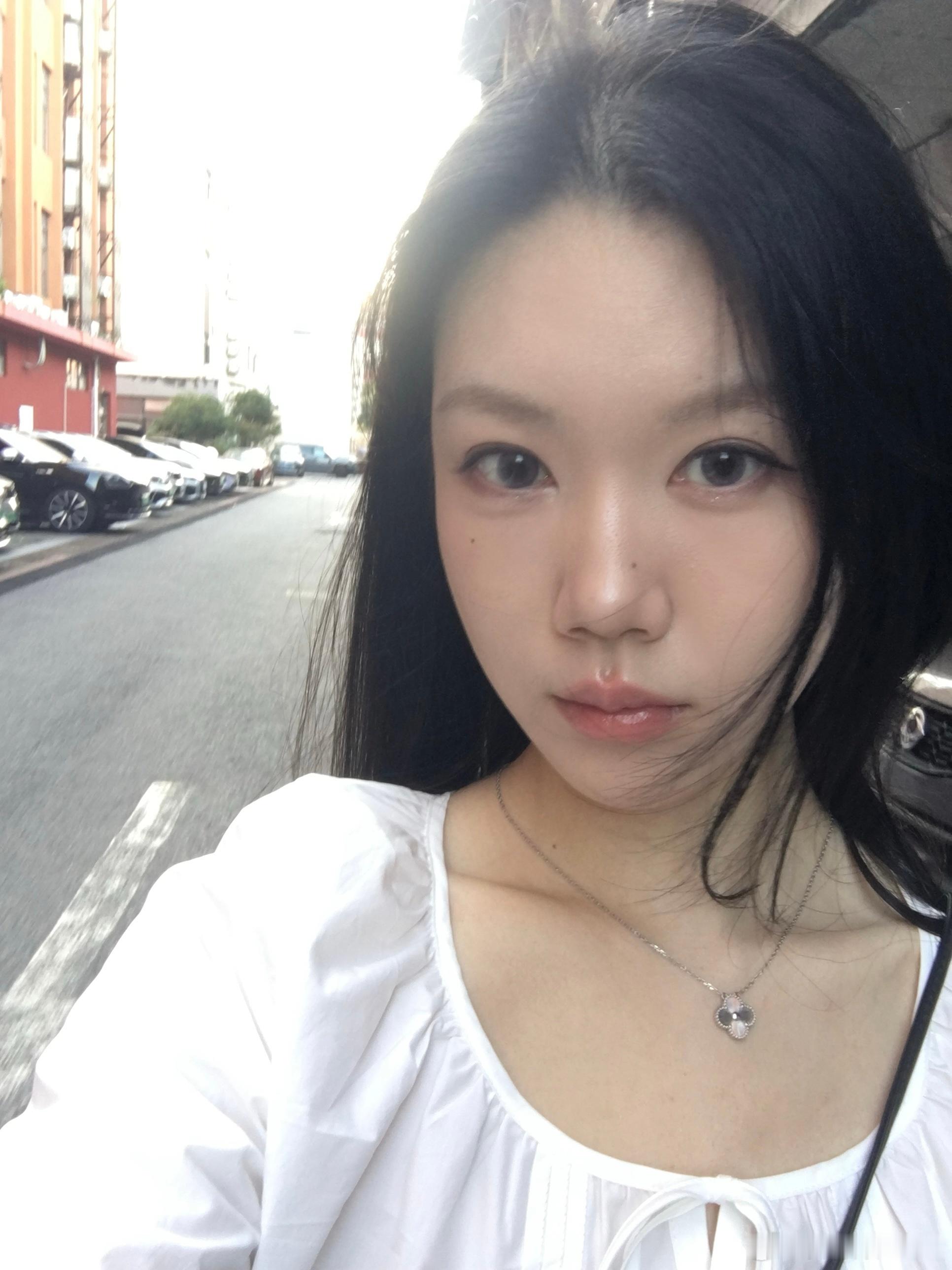 小崔因为手机屏幕摔白屏了翻出来大学时候的6s先凑合用两天我：好哎！最近超流行用以