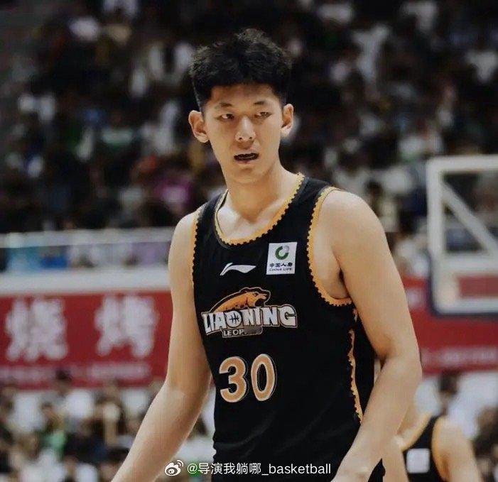 22岁的张陈治锋和辽宁男篮完成5年合同续约，据其经济公司透露辽宁男篮给张陈治锋的