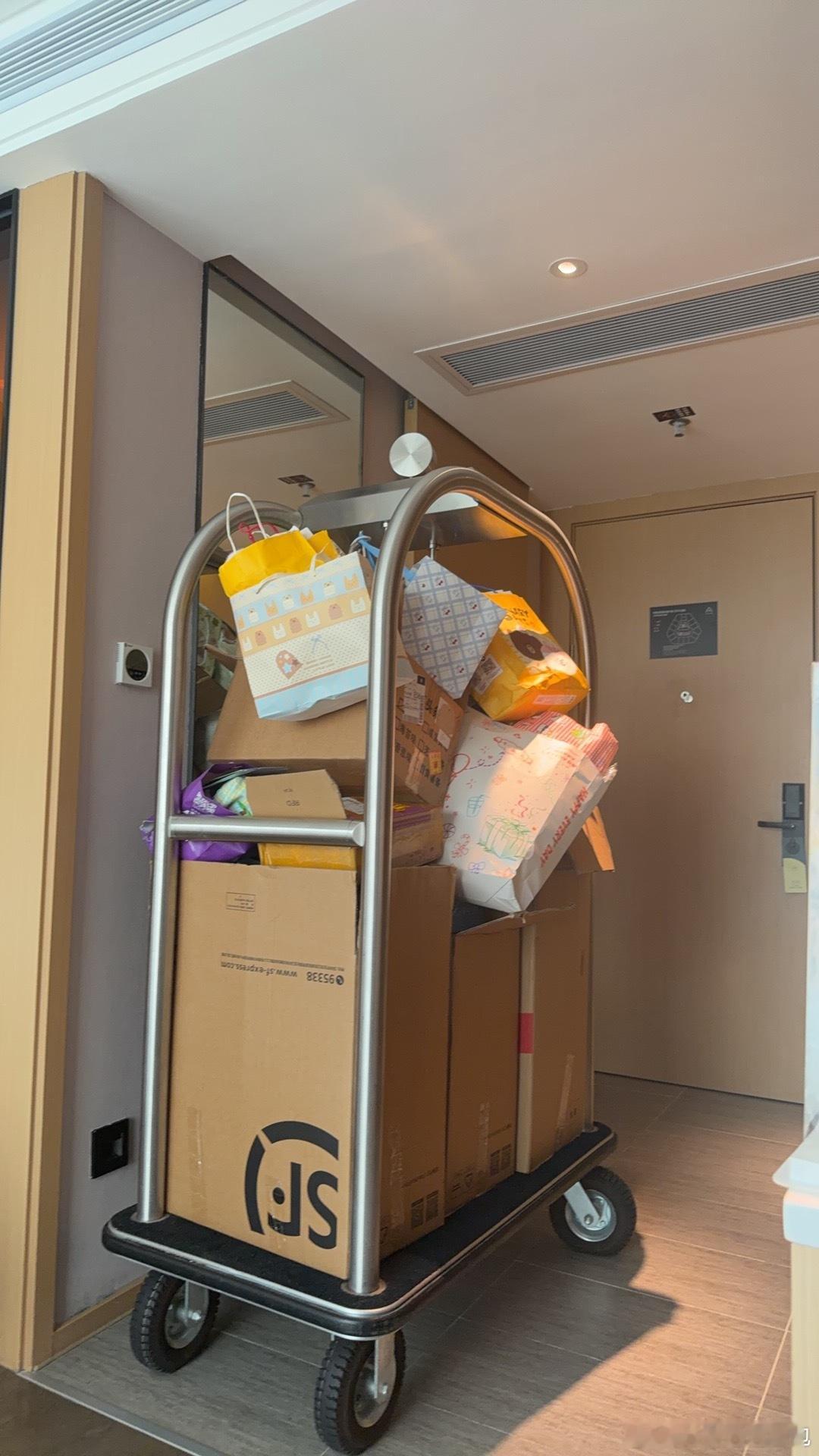 专门开了一个酒店拆礼物！！我靠我真失策了！！定的这个酒店晚上灯光超级暗😭啊啊啊