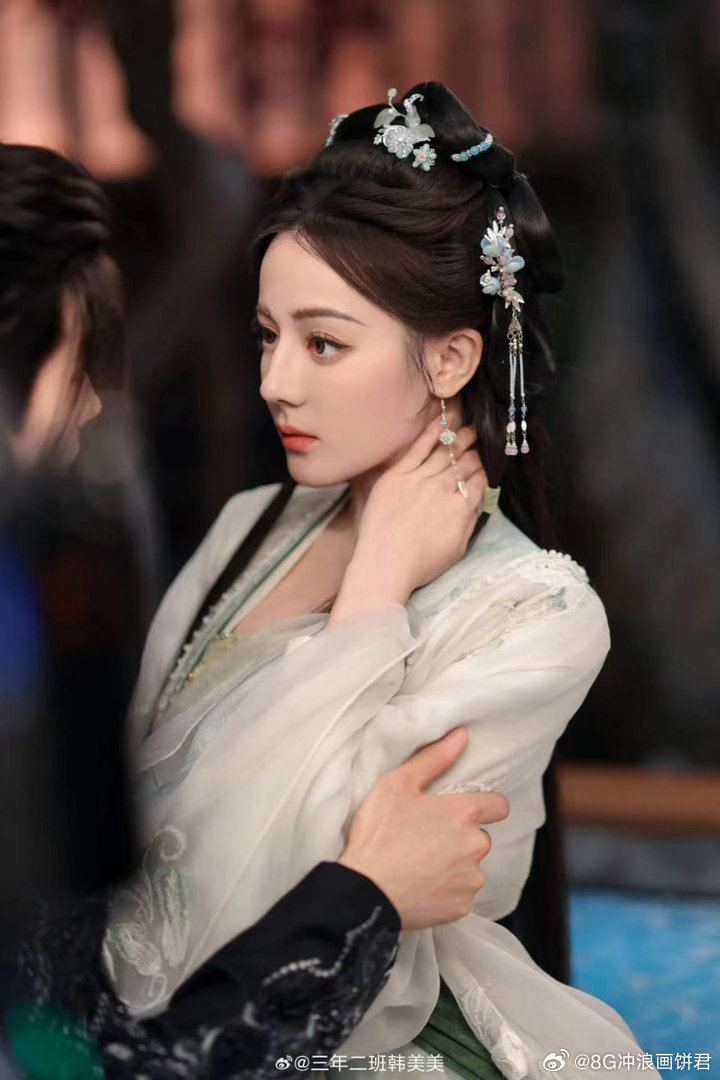 白日提灯10后小演员哭戏迪丽热巴真的太会带戏了！和小演员同框时温柔耐心，情绪传递