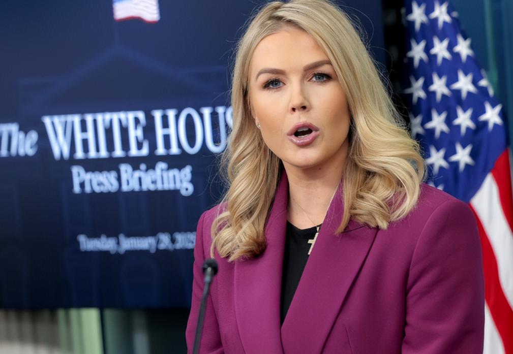 就在全世界都在追问美国为何突然发动战争时，白宫发言人竟然在众目睽睽之下，把特朗普