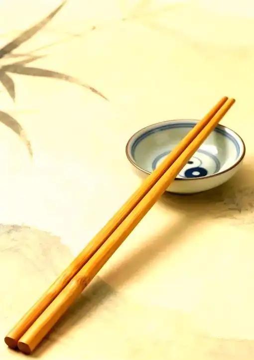 7寸6的筷子
       筷子是中国人吃饭必备餐具，很多人不知古人发明它并非用