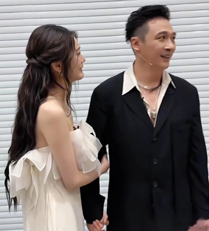 不是我心脏，但我真的感觉吴镇宇和张凯丽女儿这样有点不太好。 我很喜欢吴镇宇，有种