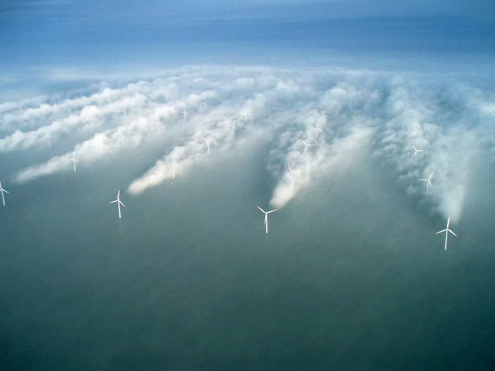 风车让水汽显形，蔚为壮观