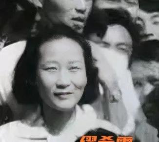 上世纪八十年代有个叫缪希霞的女士，在福建买了块墓地，中间特意空出一个位置。那时候