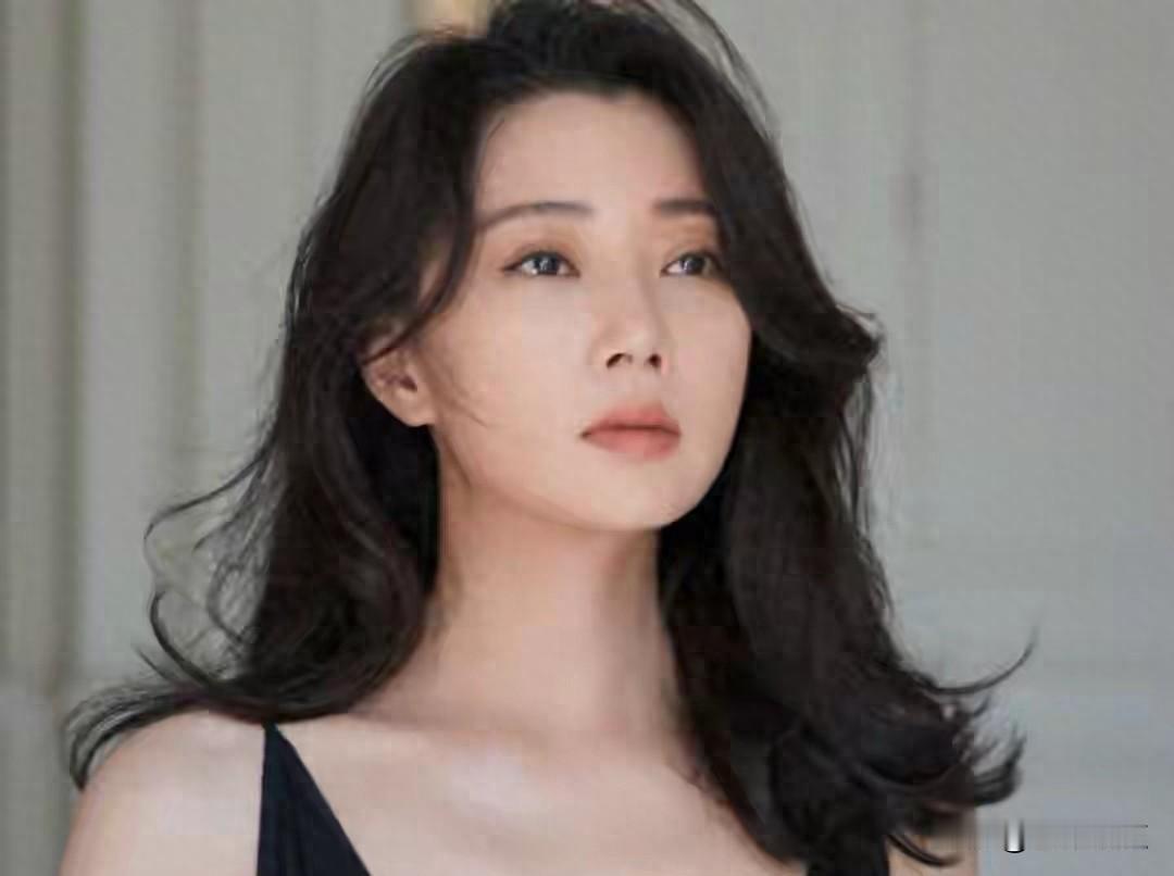 45岁，演戏比20岁还拼，她怎么不老？
她开阿斯顿·马丁买江景别墅，却从不晒单；