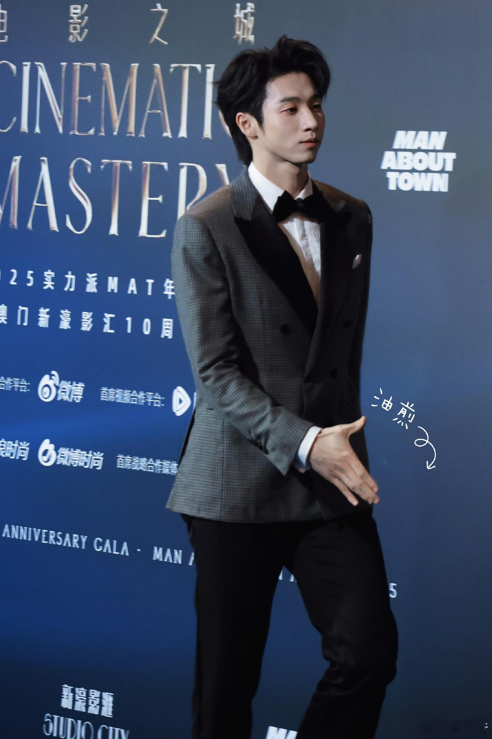 孙天宇狗爪比心 谁被孙天宇的狗爪比心萌化了！笑意盈盈大步流星转场，下一秒就比出软