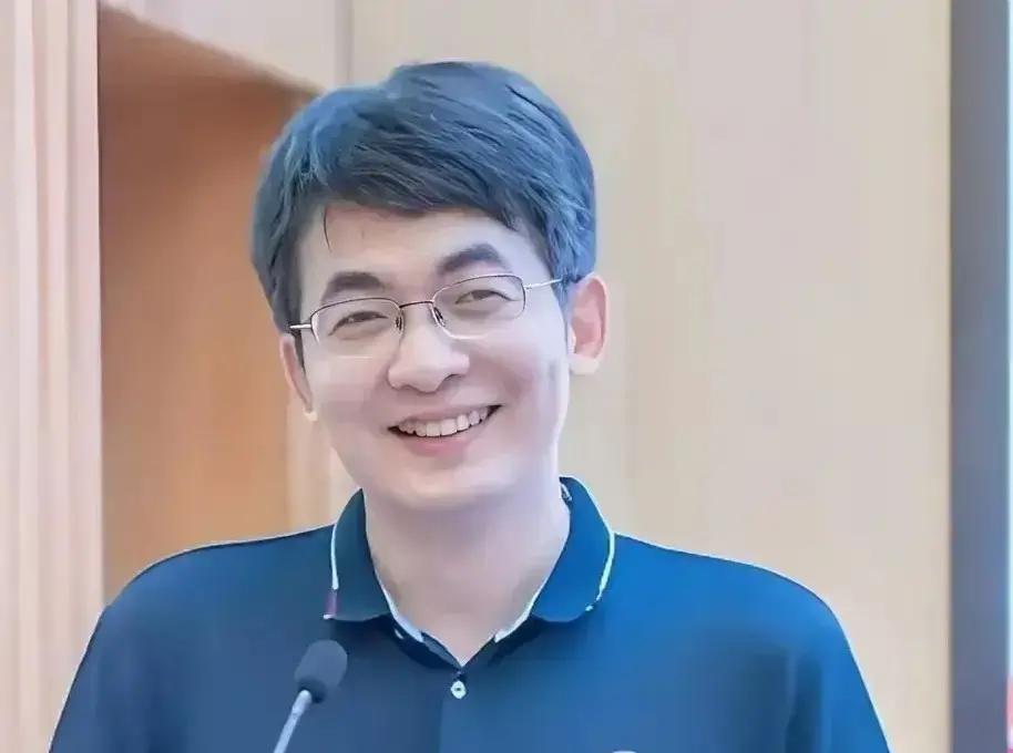 好奇查了一下武汉大学原教授付磊。不查不知道，从公开履历来看，他的学术仕途在外人眼