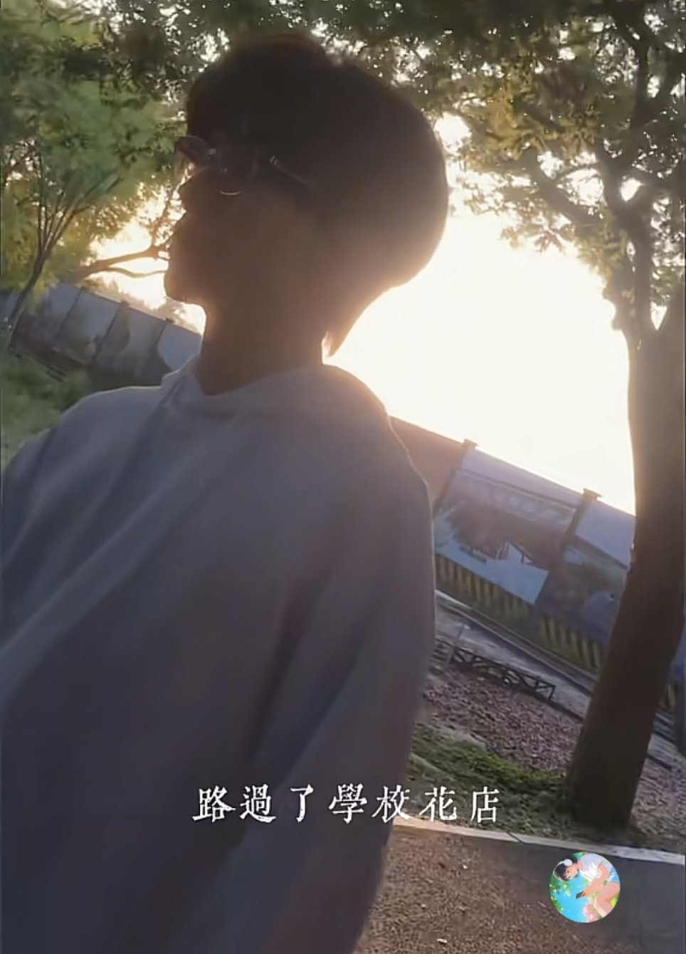 同事今天发的这种情景＋自己唱bgm的视频的形式不就和兜圈一样吗？而且也有朦朦胧胧