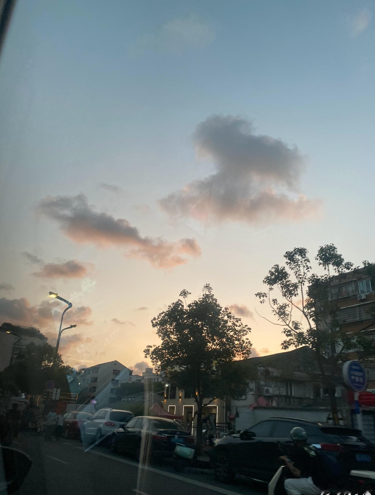前几天预报的雨今天没有下，反而晴得很开朗，还成就了今天傍晚这么美的天空 ​​​