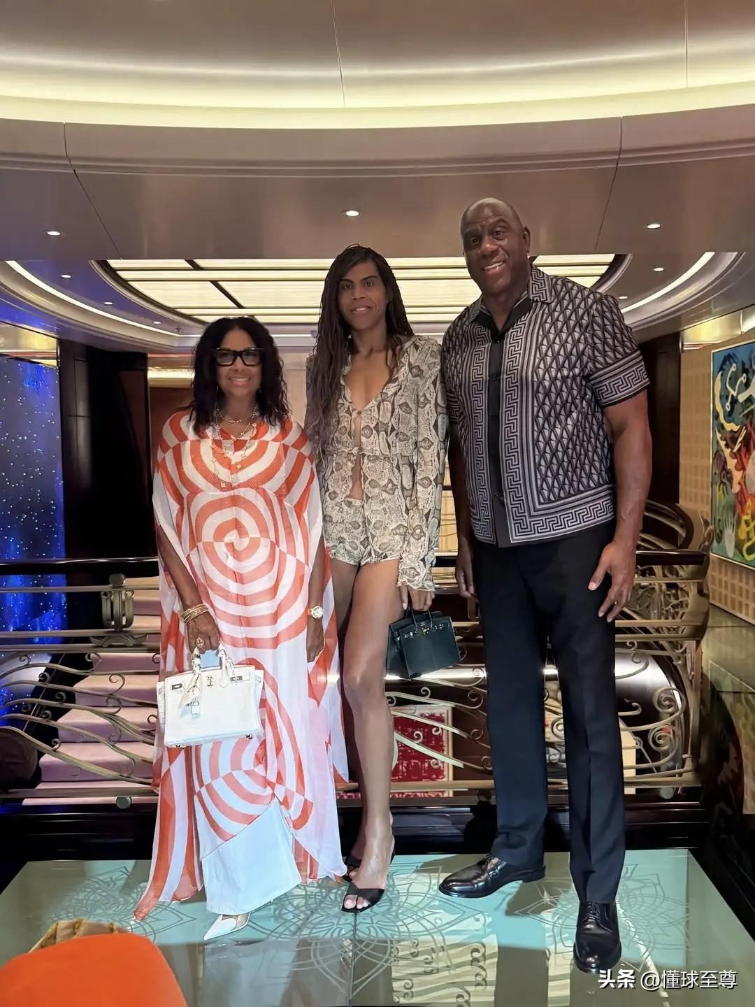 生儿育女，魔术师儿子EJ酱瘦下来竟然相当漂亮！

近日，NBA传奇巨星魔术师晒出