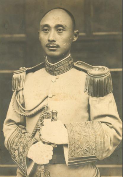 1939年，蒋介石送他当炮灰，企图借助日军之手除掉他。谁知，他却带着川军在湖北大