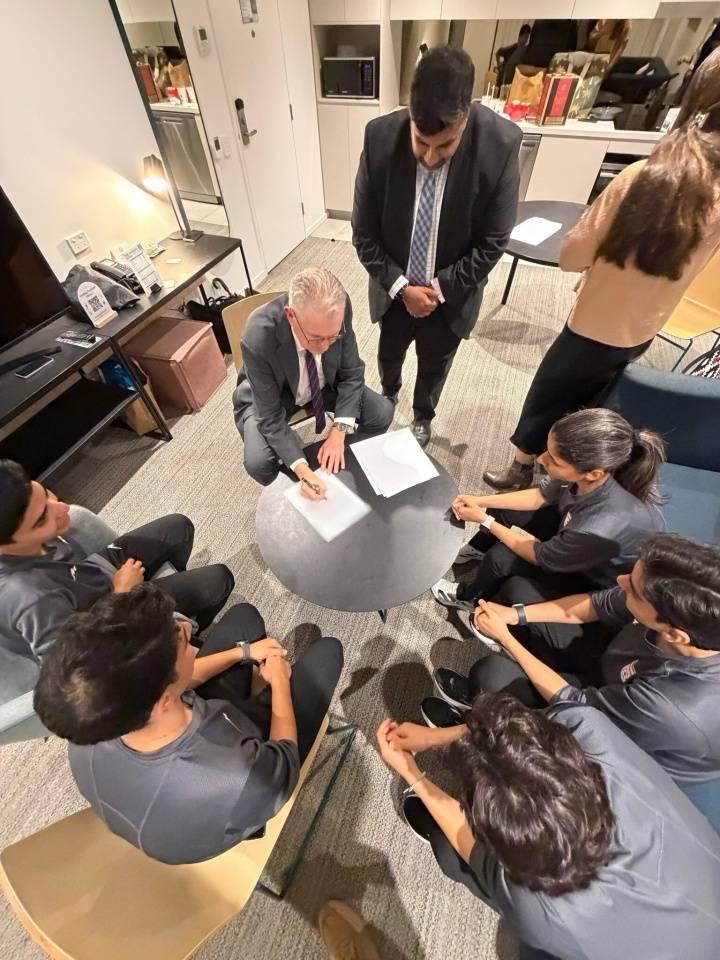 澳大利亚给5名伊朗女足球员发人道主义签证 队员摘头巾露面

当地时间3月10日，