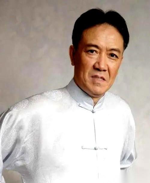 零下30多度，摄像机都冻得罢工了。
主持人问李幼斌喜欢《闯关东》吗，他说喜欢。问