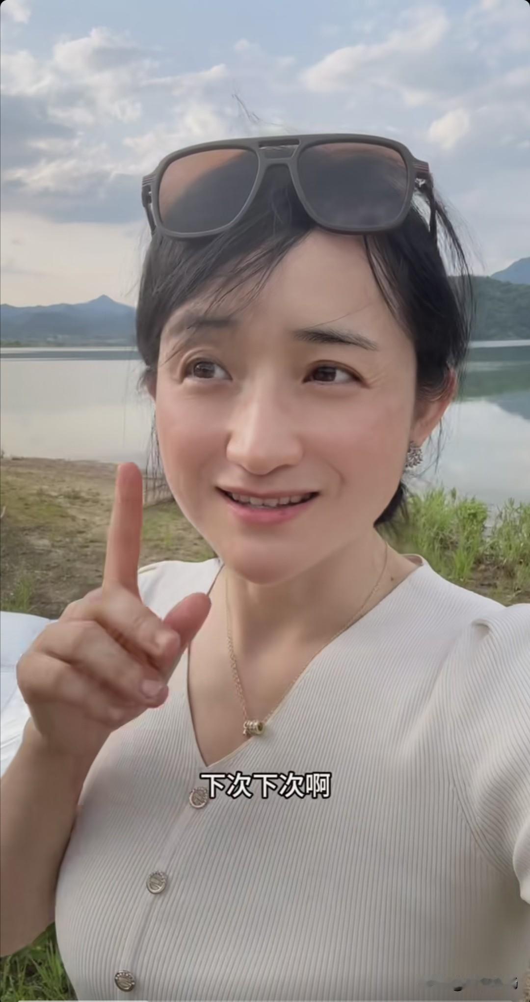 刷短视频，又看到那个熟悉的相亲网红“大龄剩女雅典娜”了。你还真别说，好久没见，人