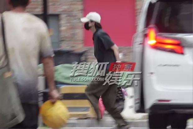 宋佳现身老公王伟工作室路透图 ​​​