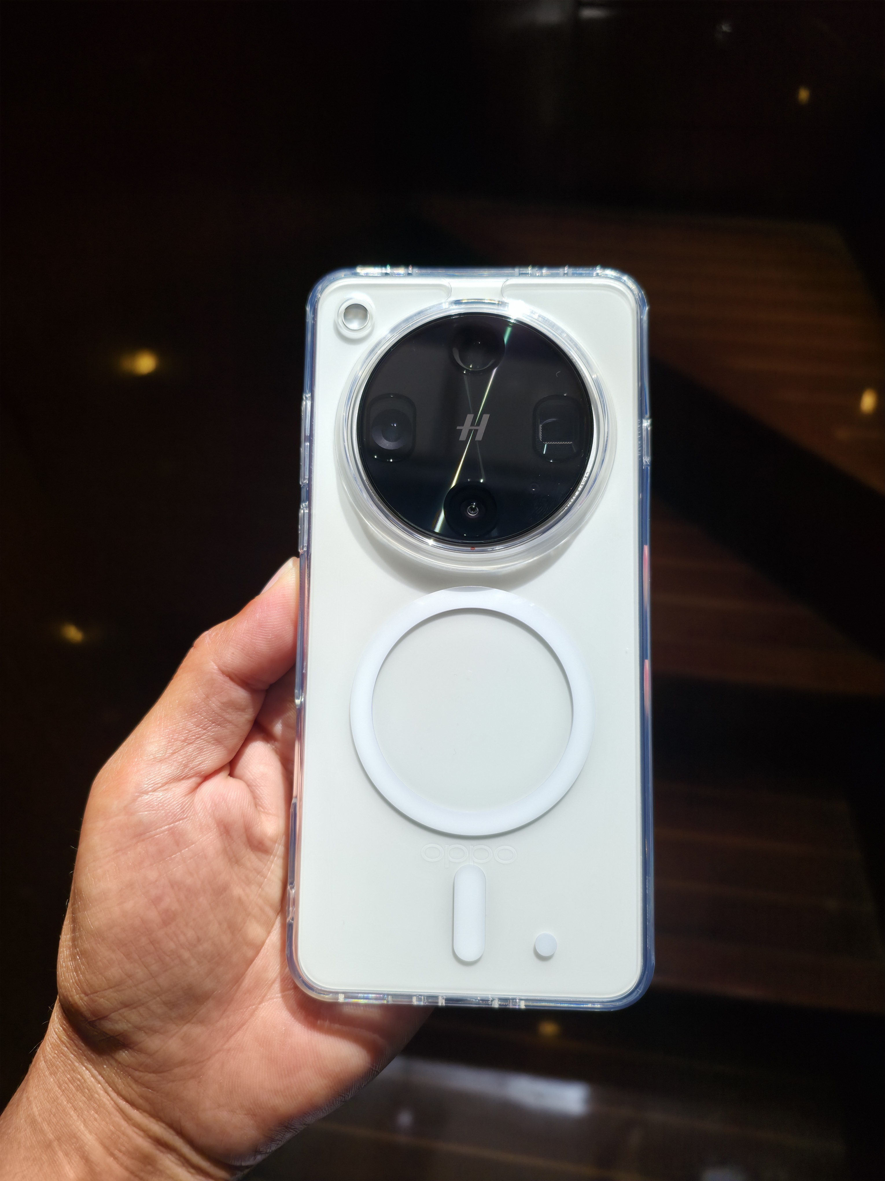 X8 Ultra 月光白搭配霍尔开关磁吸透明壳[嘻嘻]加上 AR 增透抗反射玻璃
