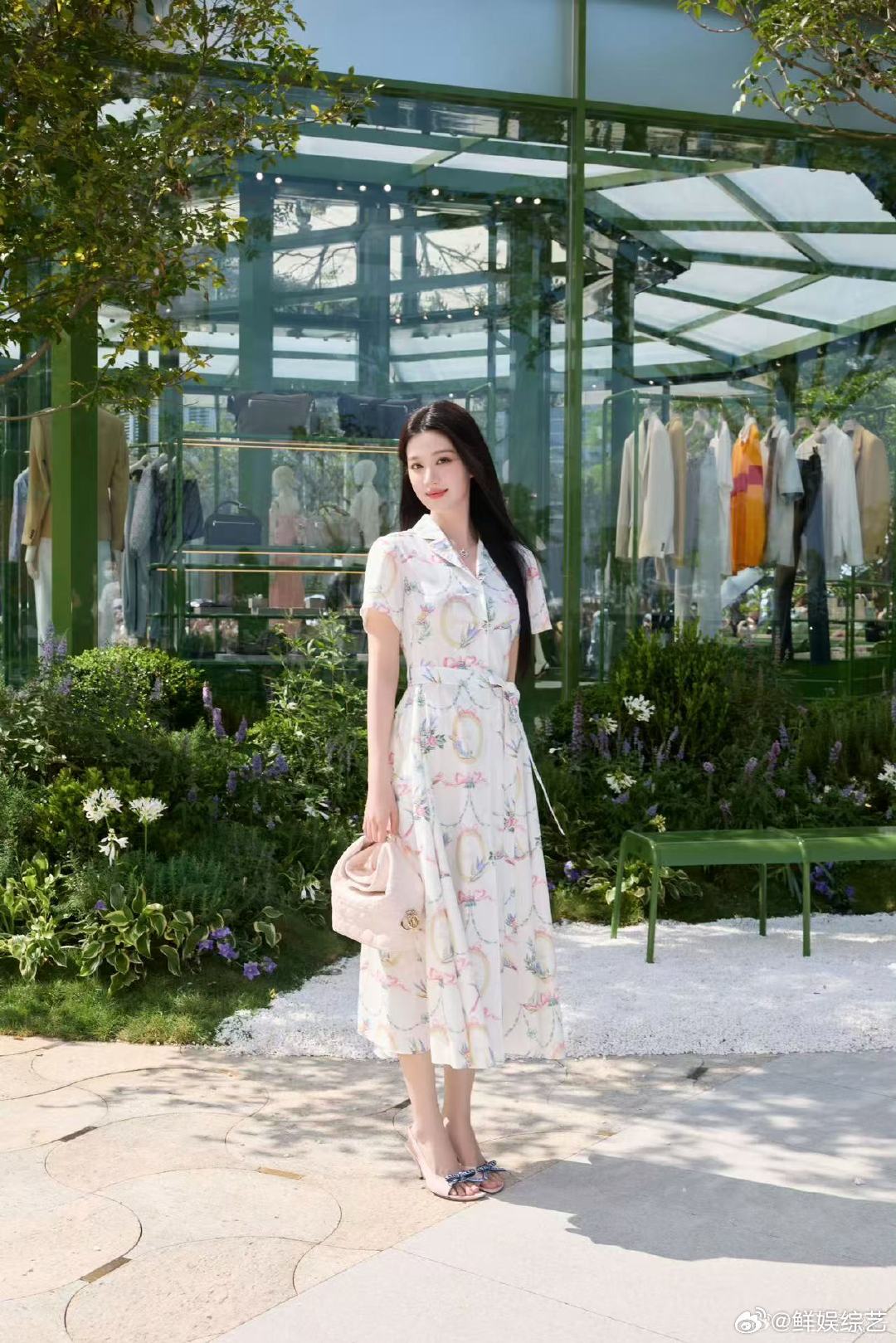 王楚然拍戏脚疼出表情包王楚然拍戏脚疼出痛苦面具带着脚伤坚守片场，入戏之后遗忘疼痛