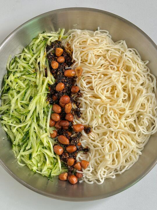 5分钟搞定路边摊的凉面🍜酸辣开胃超好吃🔥