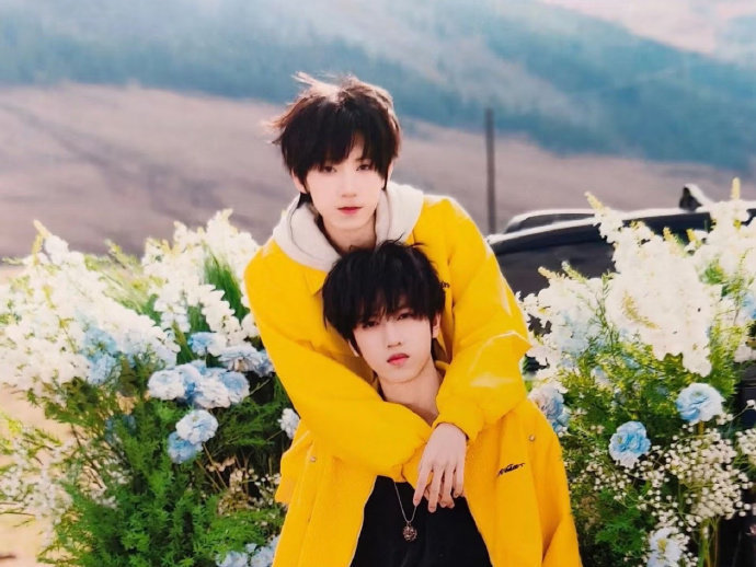 张桂源杨博文捏脸合照 桂文合照  张桂源杨博文捏脸合照，谁懂一整个有被这个画面养