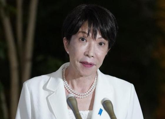 终于有人镇得住高市早苗了！对华强硬她不皱眉，在野党发难她不眨眼，支持率自由落体她