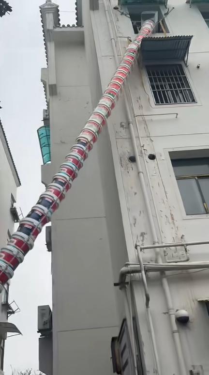 “劳动人民的智慧！”近日，安徽淮南，一扛楼小伙每天搬建筑垃圾，累得直不起腰，后来