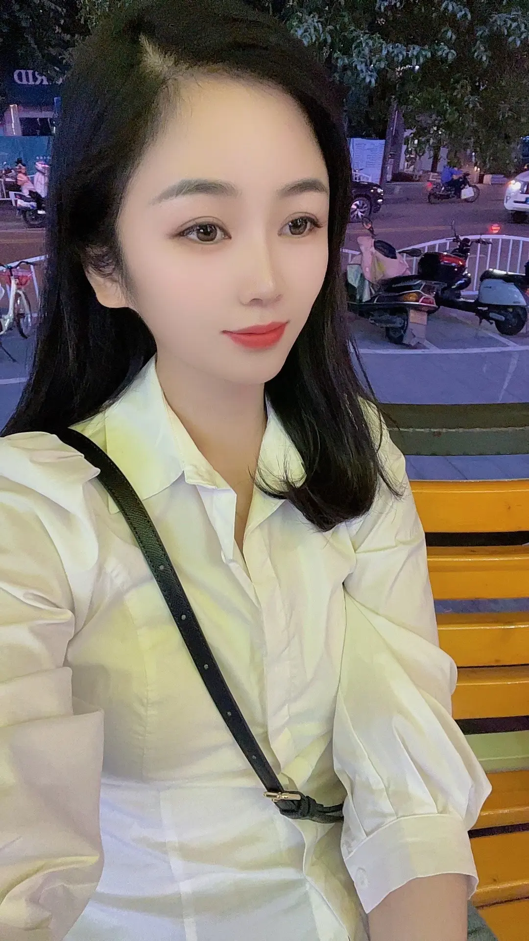 在这个复杂的社会里，人心有时就像一个小小的容器，但当有人在其中装满你...