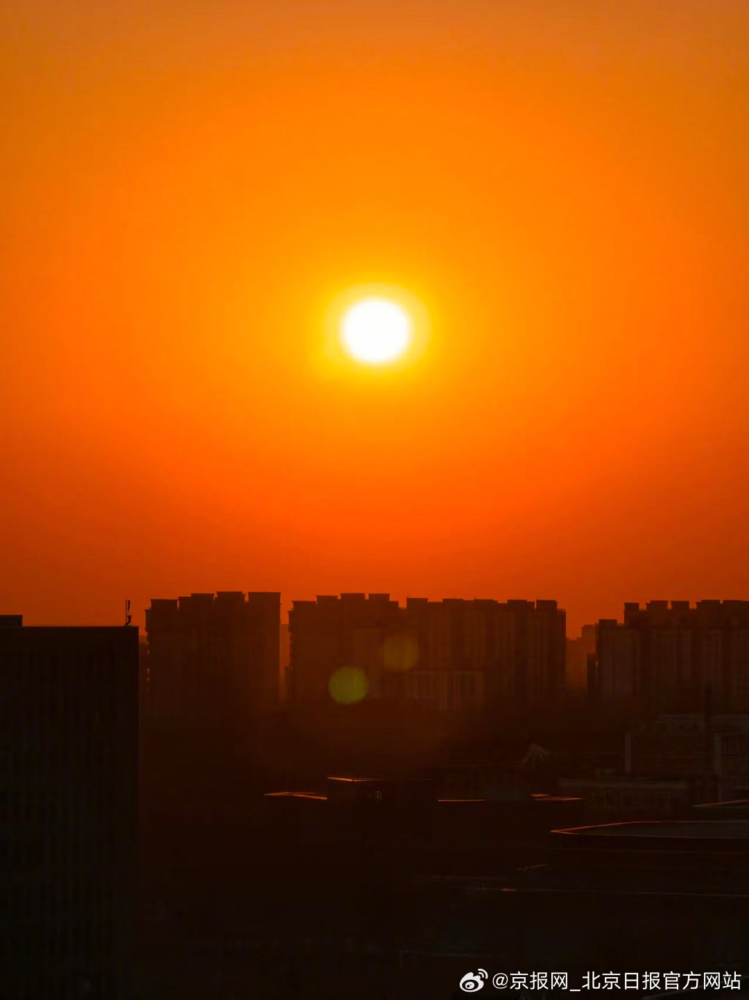 【#北京夕阳浪漫主理人#】#北京晚霞美了一阵又一阵# 2月2日傍晚，北京夕阳正为