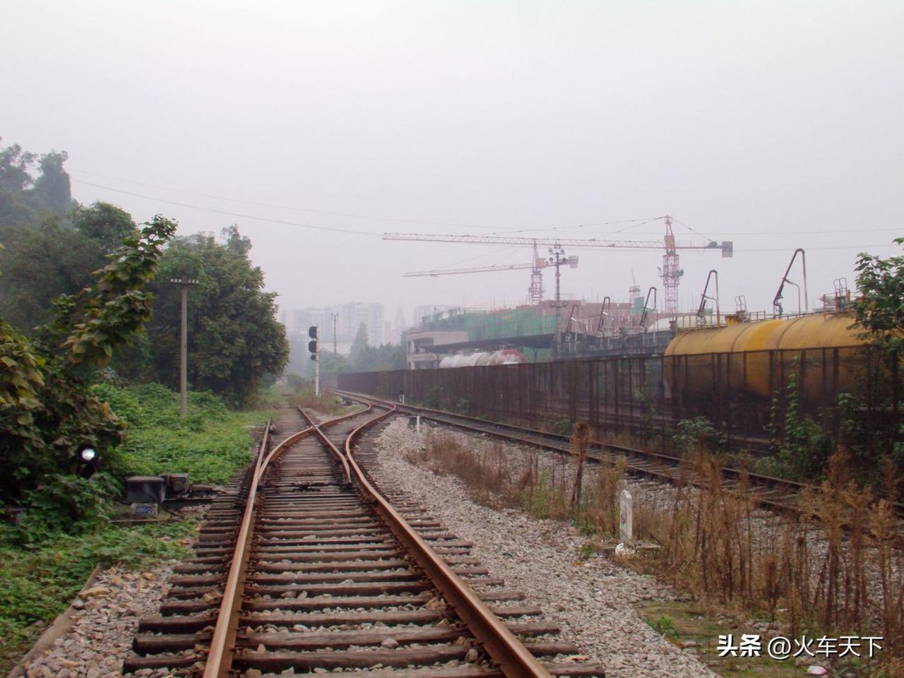 2012年10月底在梨树湾拍到的一坪化工厂专用铁路，图中直道原来是接重庆特殊钢厂