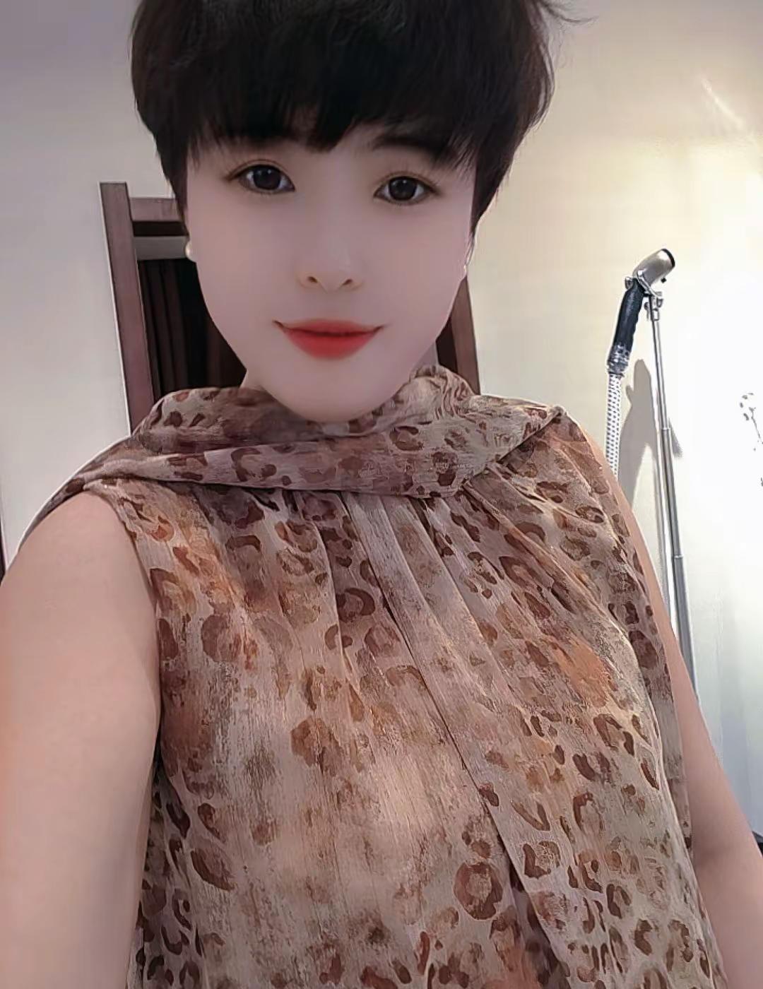 经典豹纹永不过时，自带慵懒野性气场，不刻意张扬却自带焦点。复古氛围感拉满，松弛又