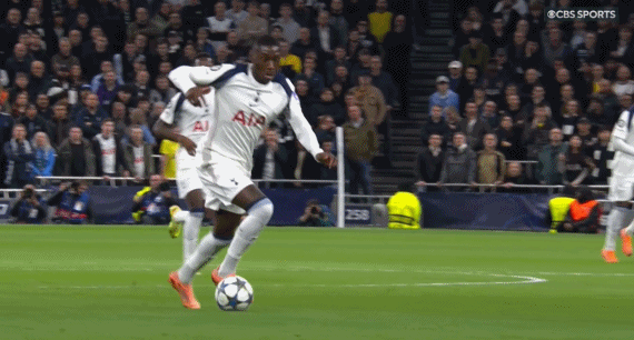 15分钟，本坦库尔拦截对方中卫佩雷拉的出球，直接交给穆阿尼，佩雷拉被迫放倒穆阿尼