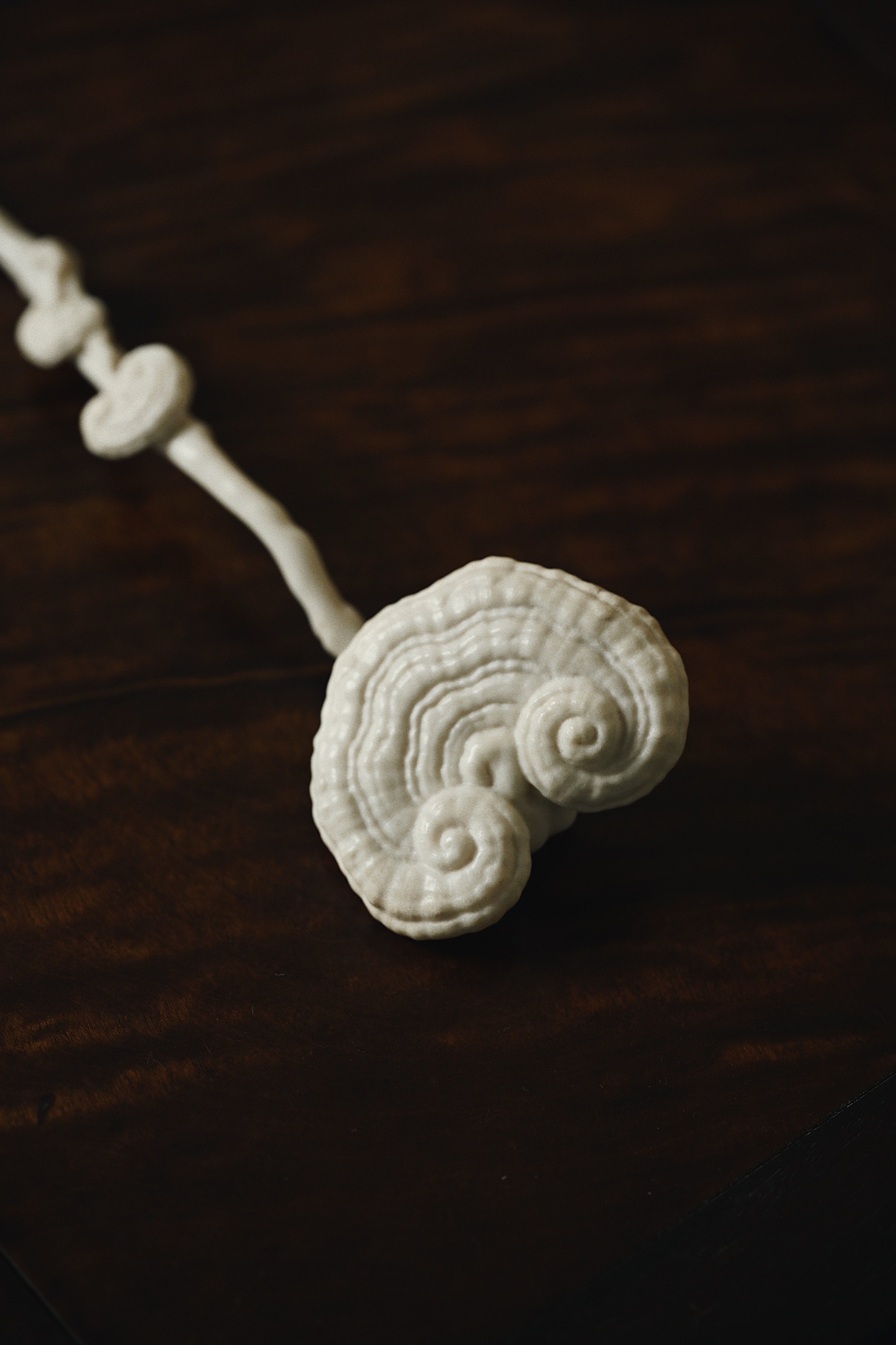 鹿角 | 灵芝 如意料质细腻，雕刻灵芝菌盖如祥云舒展，线条婉转流畅；柄身随形雕琢