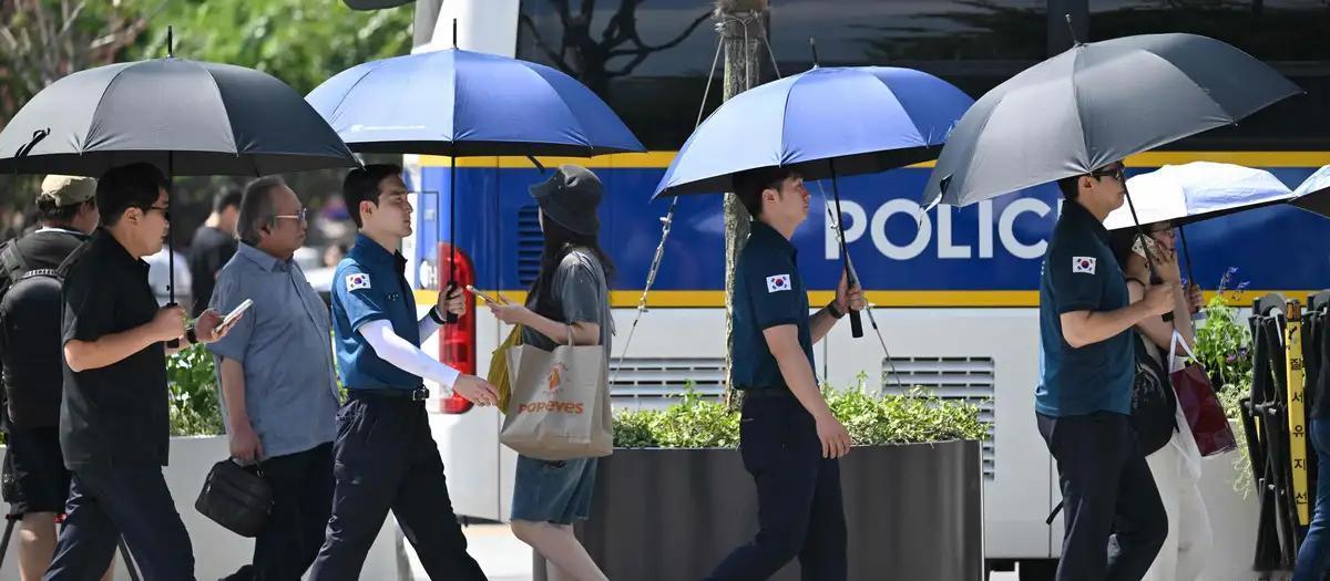 韩国遭遇创纪录热浪 总统呼吁改革国家应对体系

韩国正遭遇创纪录的热浪袭击，目前