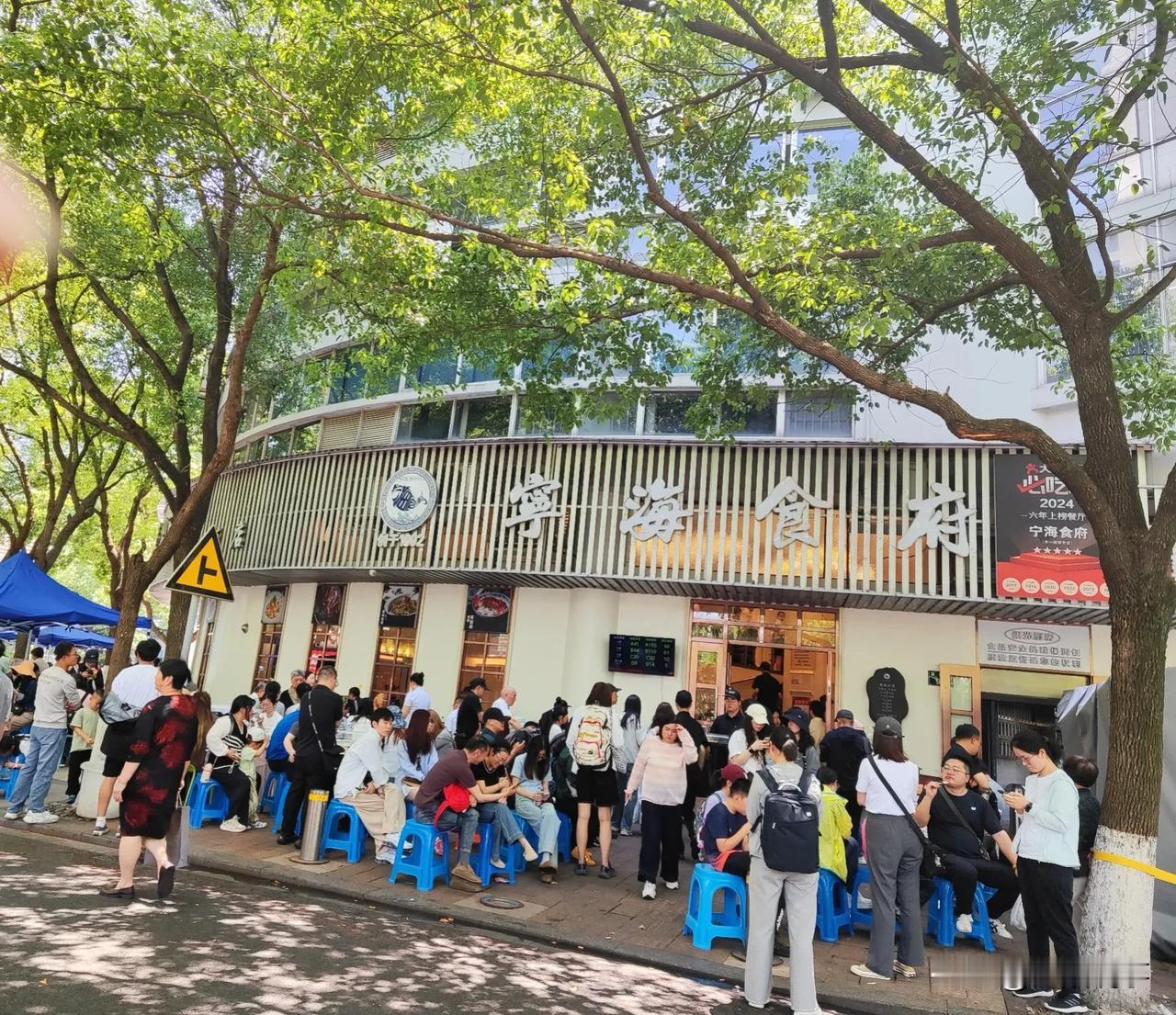 特朗普看到，会怎么想？
路过，这条街不在城市热闹的地方，附近也没有什么景点，这个