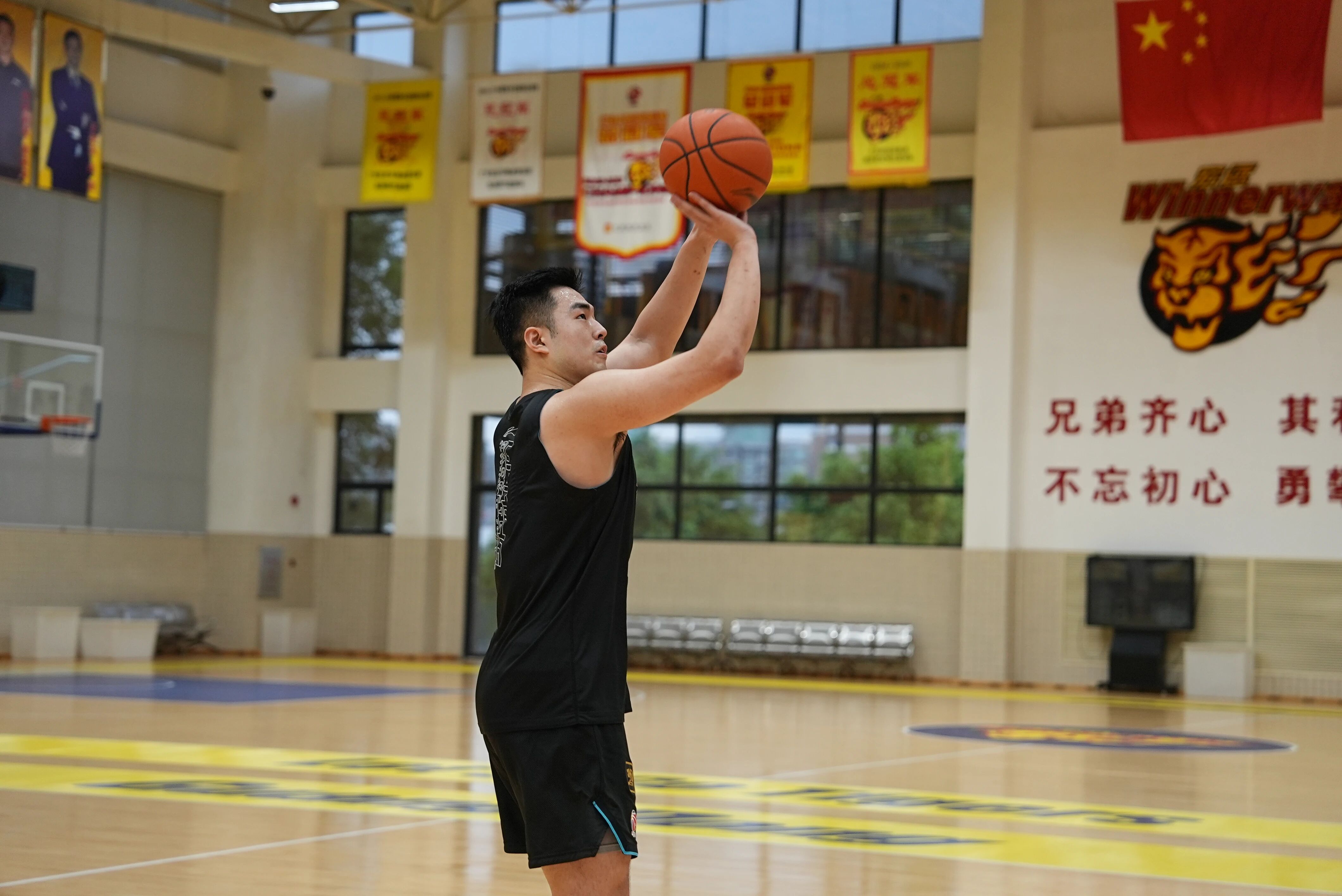 广东宏远男篮更新动态，说明队员夏训情况，包括今年休赛期合同到期的黄明依、杜润旺、