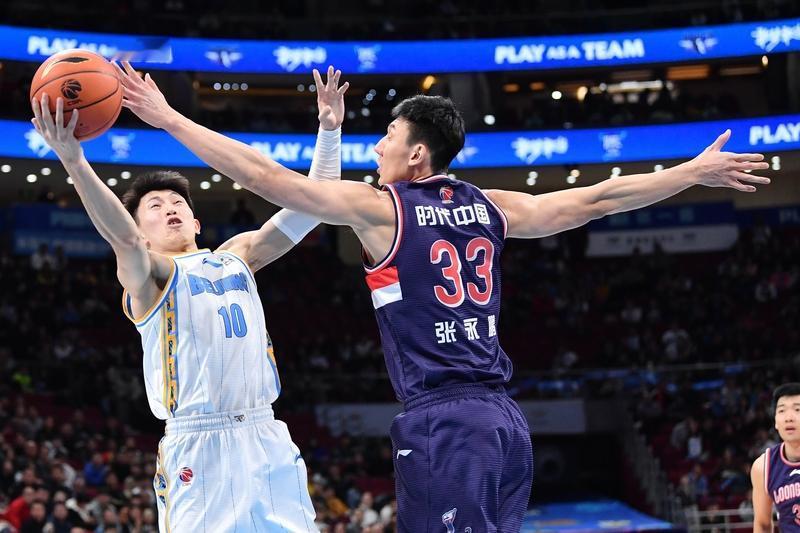 上头条聊CBA CBA最近超精彩！俱乐部杯战火重燃，众星齐聚呼和浩特。浙江广厦有