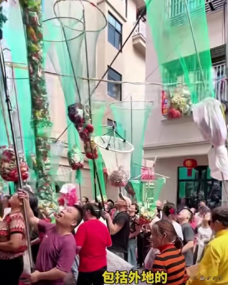 12月24日，浙江义乌一房东乔迁新居撒红包、香烟、喜糖、礼品等庆祝，到现场的都可