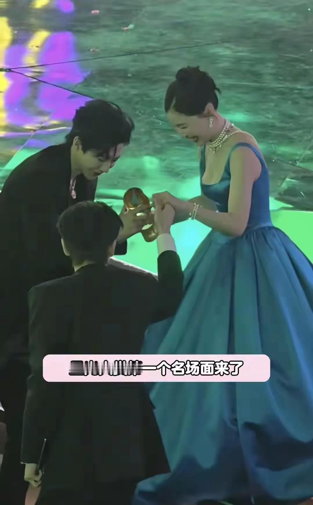 星光大赏的舞台从来不缺亮点，昨晚最出圈的名场面，当属金靖下台时的暖心的一幕。
