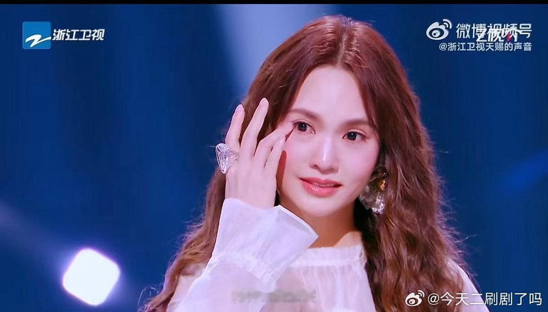 杨丞琳天赐7哭了杨丞琳天赐的声音哭了天赐7现场破防，杨丞琳被舞台故事打动，默默落