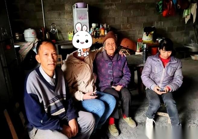 1984年秋，湖北一户农家的灶台边，11岁的小梅正往嘴里塞半块刚煎好的糍粑。
刚