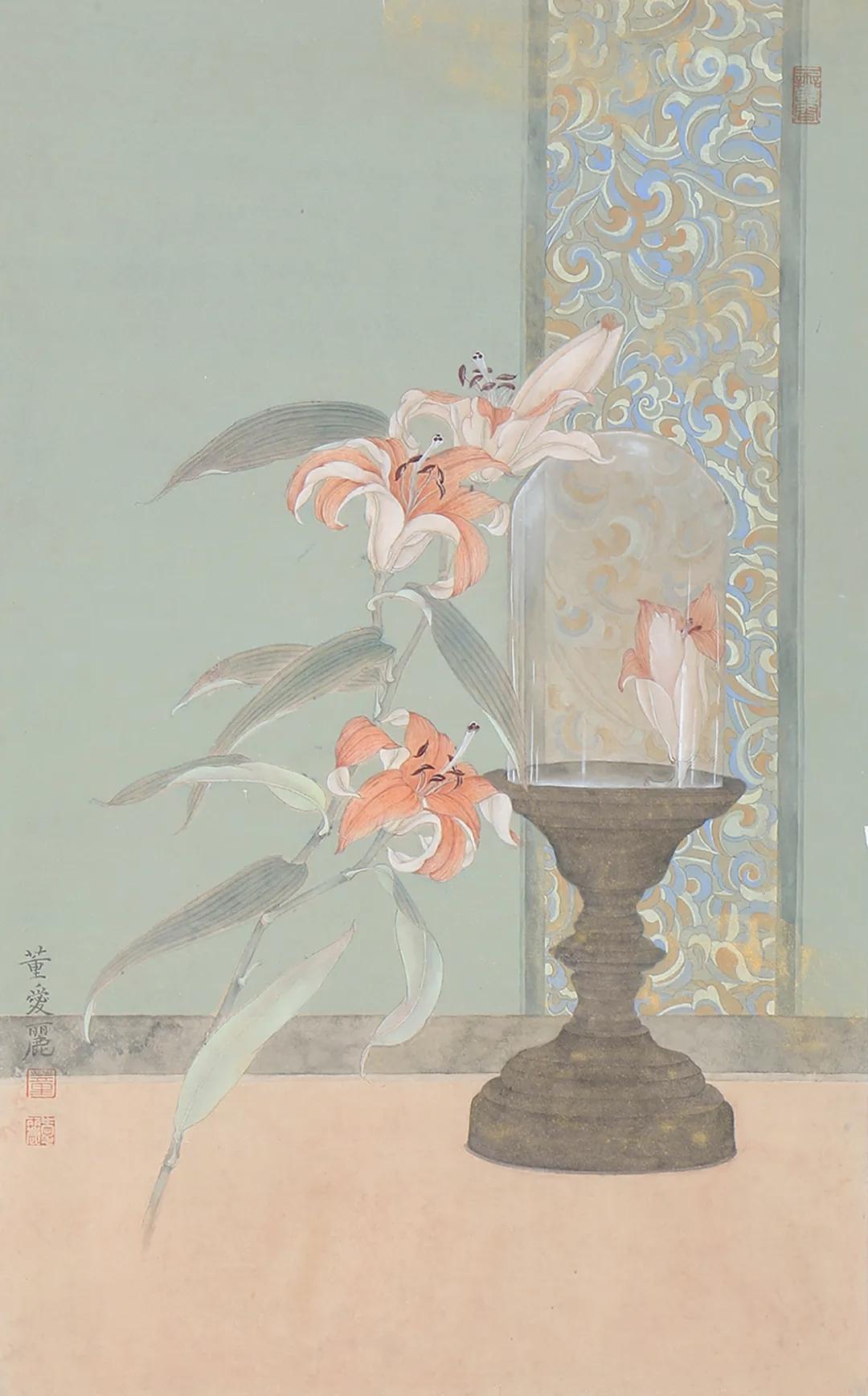 董爱丽为甘肃陇西工笔画家，从主持人转型潜心作画，受家庭与名师影响，坚守淡泊宁静。