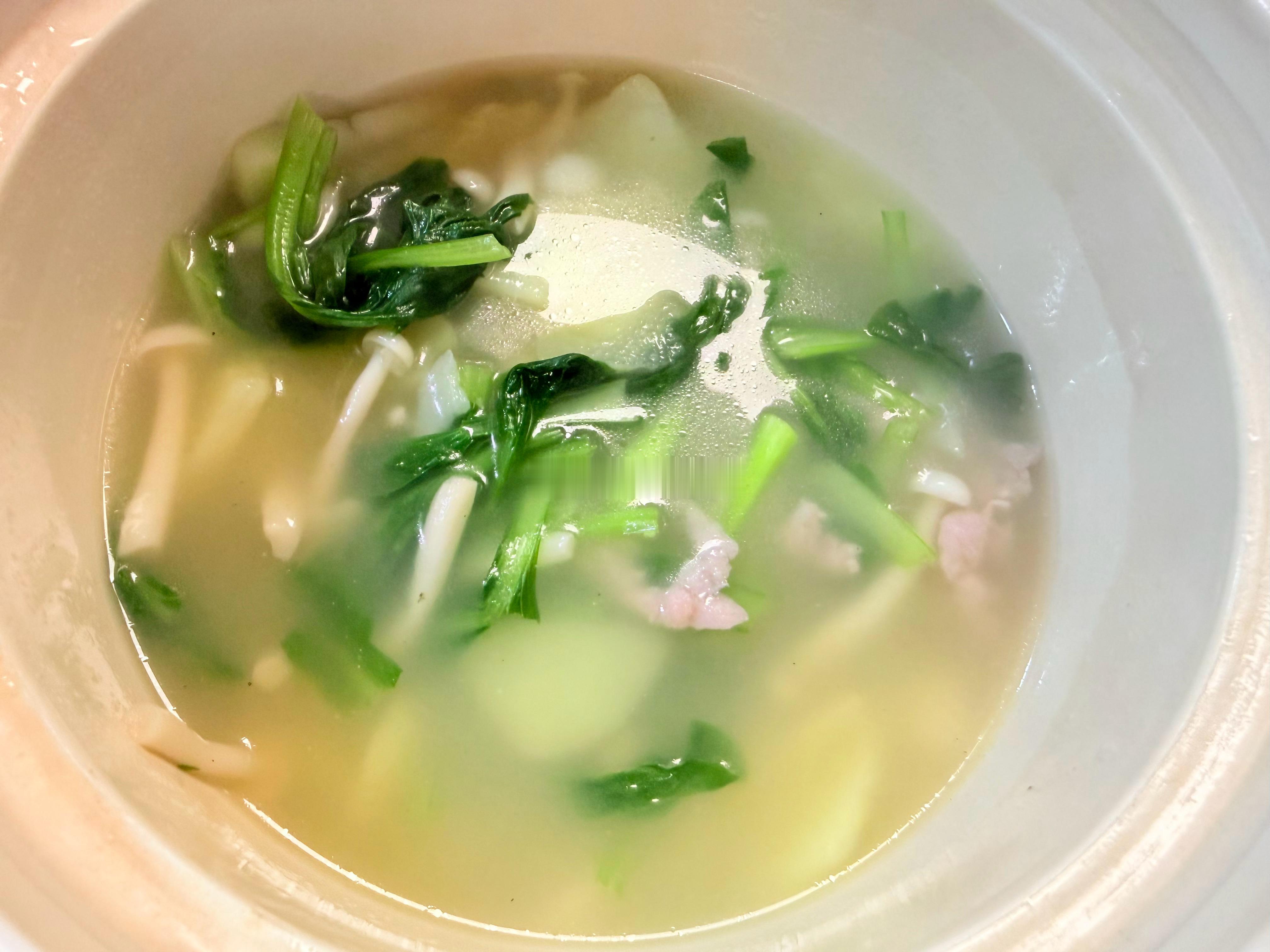 先吃,其它的明天再说罗氏虾烧冬瓜➕茭白榨菜肉丝➕土豆菌菇汤。今晚走清淡风，👍?