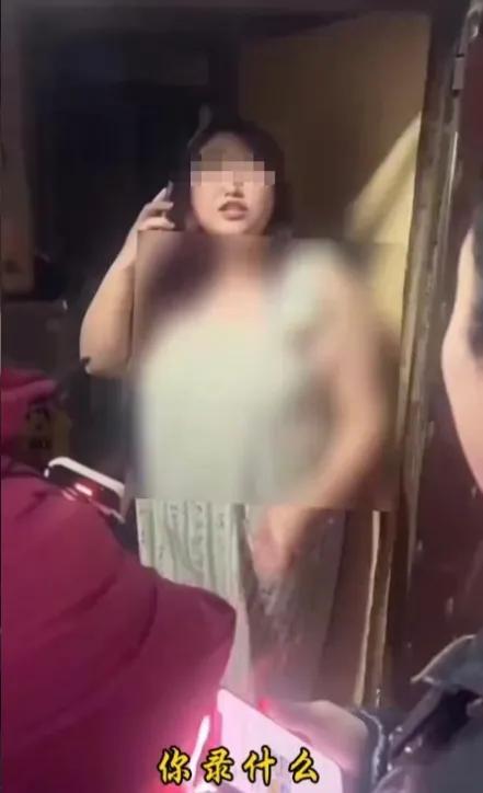 接到榴莲订单，陈师傅照例麻利地现剥现装，看着骑手取走。他没想到，这单普通的生意，