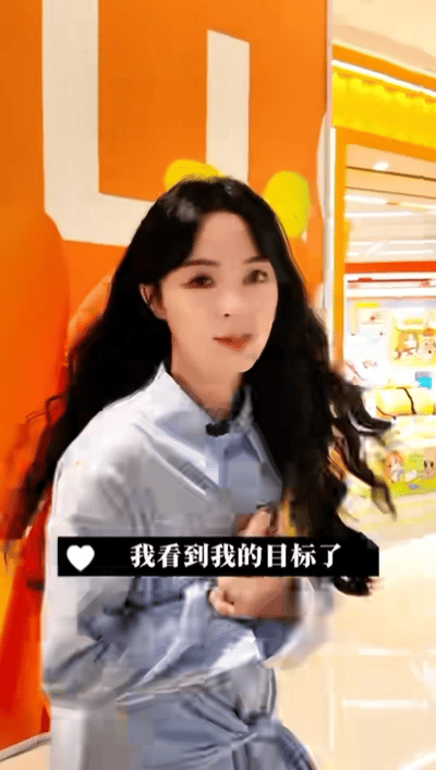 李莎旻子也有采不下去的时候 笑不活！李莎旻子以音乐剧演员身份跨界街采，本想发挥主