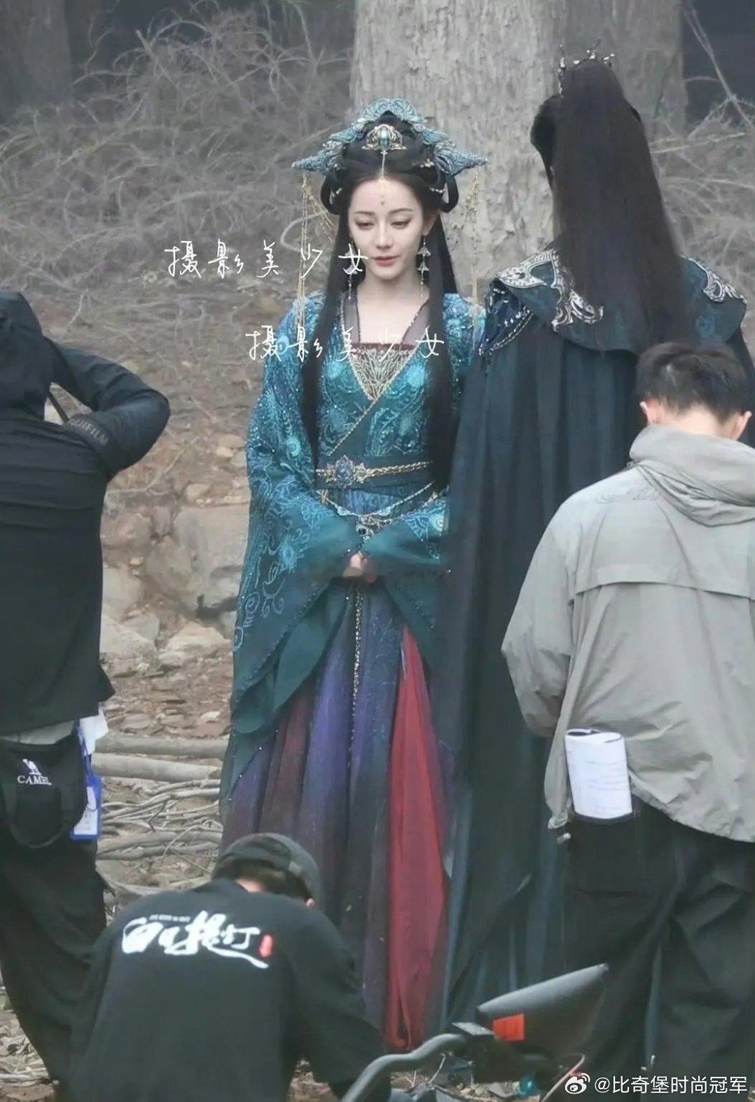 迪丽热巴还是好看的，但这颜色不明艳，显人老 ​​​
