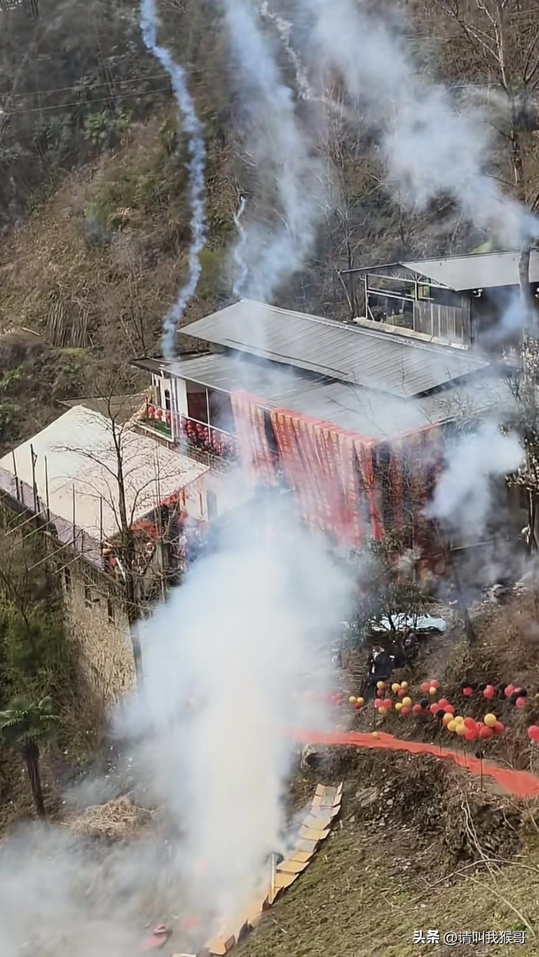 别看是小山村，门口挂的条幅说明新郎也不是一般人