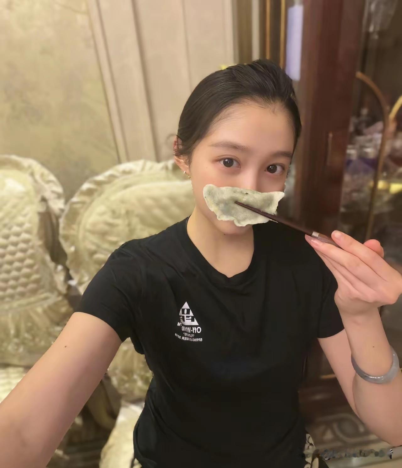 关晓彤家的饺子怎么是黑的，关晓彤和鹿晗如今已经是过去式了，对于女孩不论什么时候家